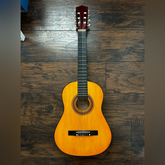 Fun little guitar - Picture 3 of 4